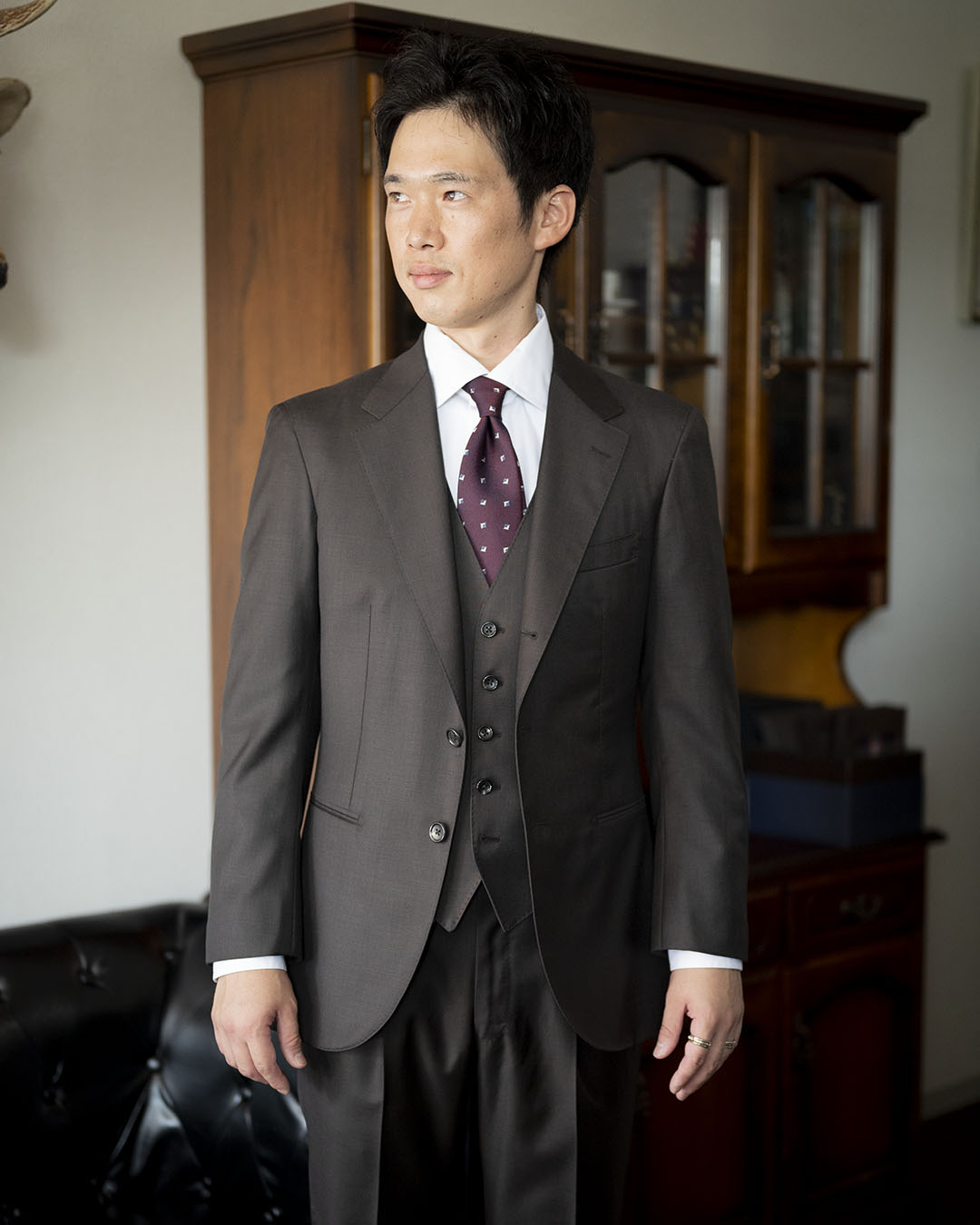 【姫路市のビジネスマン】キノコの裏地が特徴的なブラウンスーツ