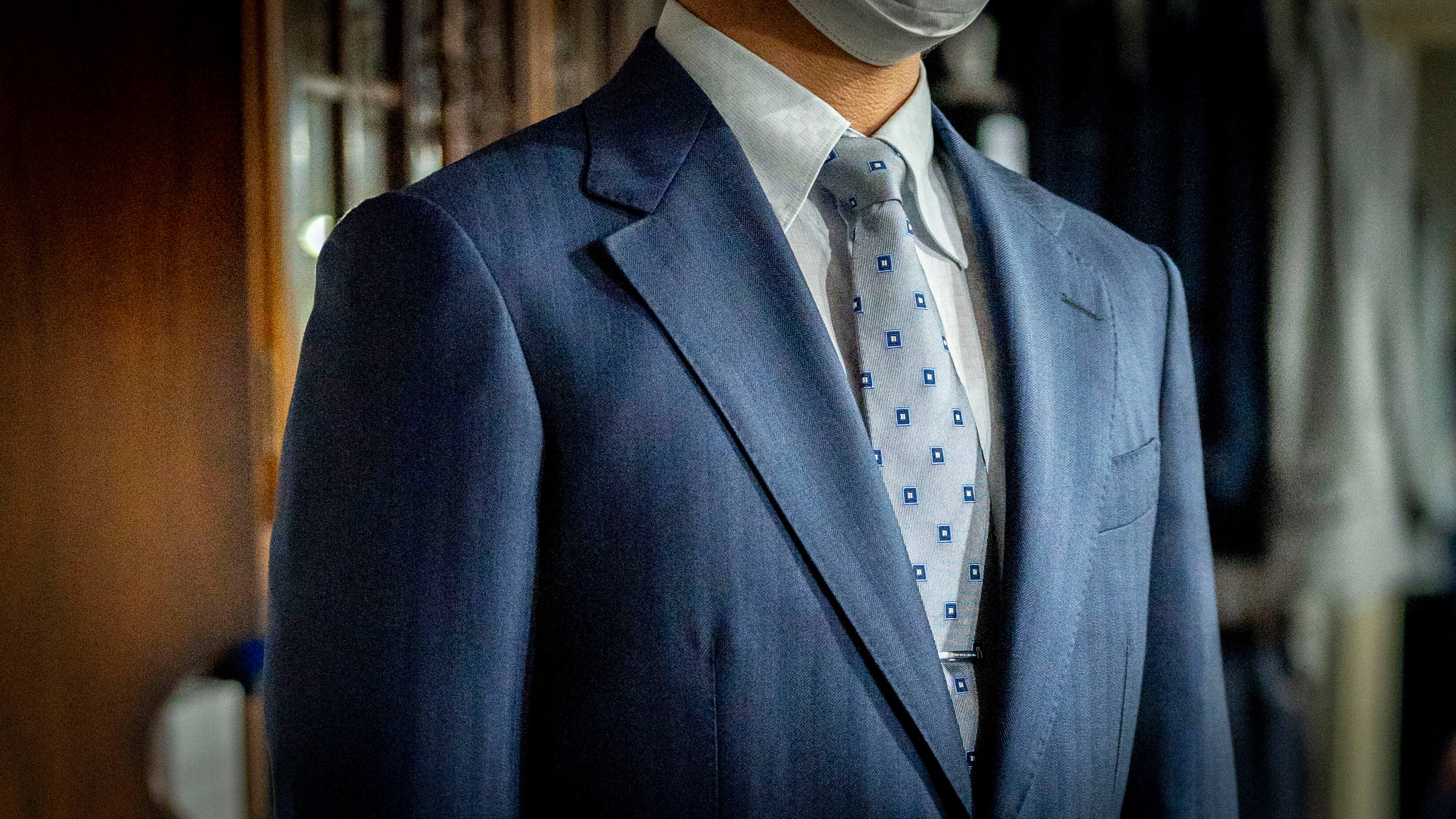 国産ウールを使用したオーダースーツ “ビジネス使いしやすい細幅ストライプのネイビースーツ”