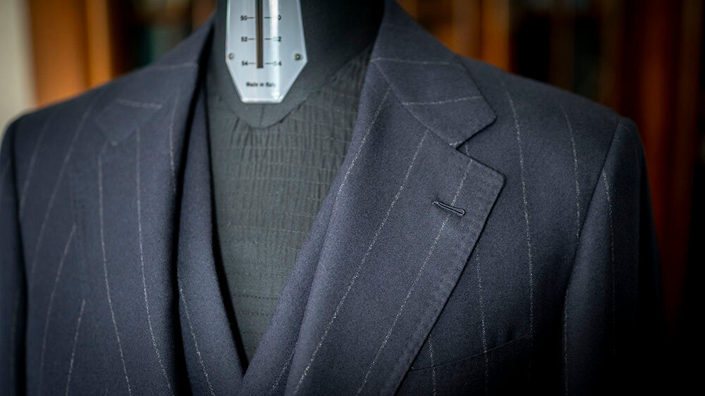 【美しき手仕事】手で縫うことで丸くなるオーダースーツ ~DORMEUIL & DRAPERS~