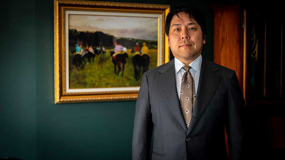 弁護士・横山彬様にお仕立てしたオーダースーツ｜イタリアンクラシコが薫るビジネスグレースーツ