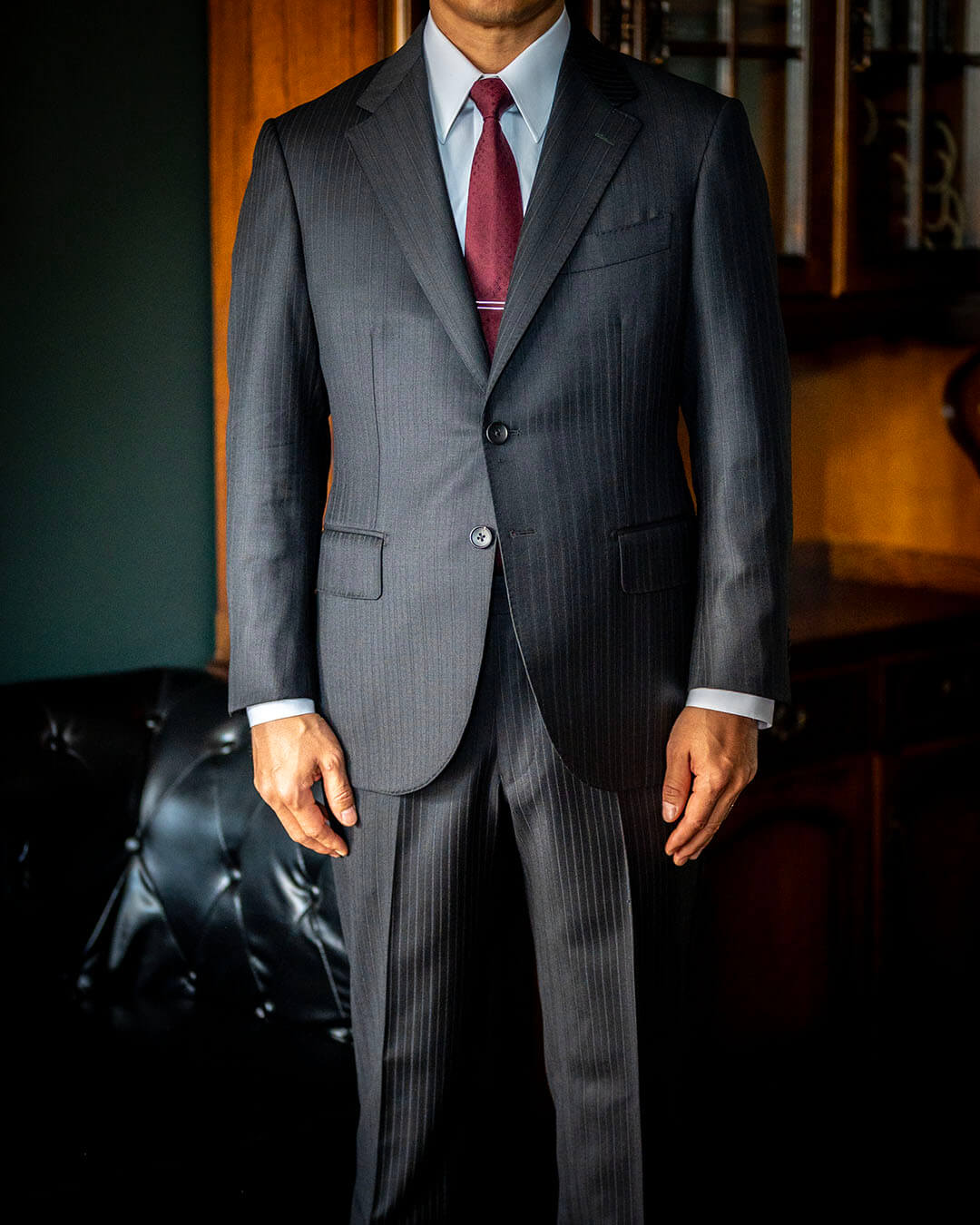 【初めての一着に込めた想い】イタリア製オルタネイトストライプのブラックスーツ
