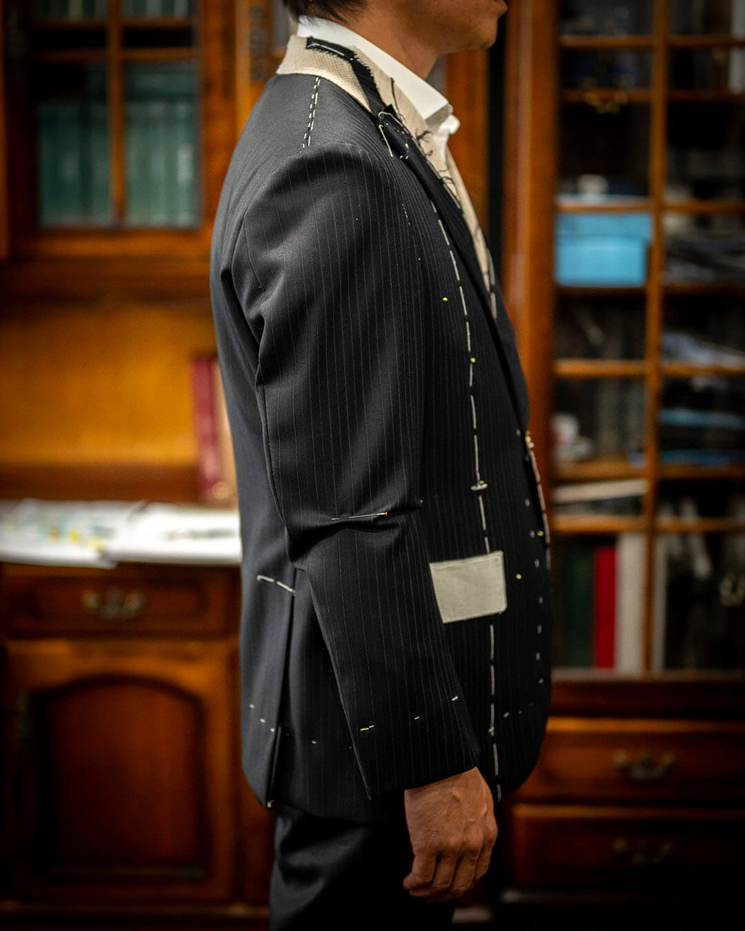 【初めての一着に込めた想い】イタリア製オルタネイトストライプのブラックスーツ