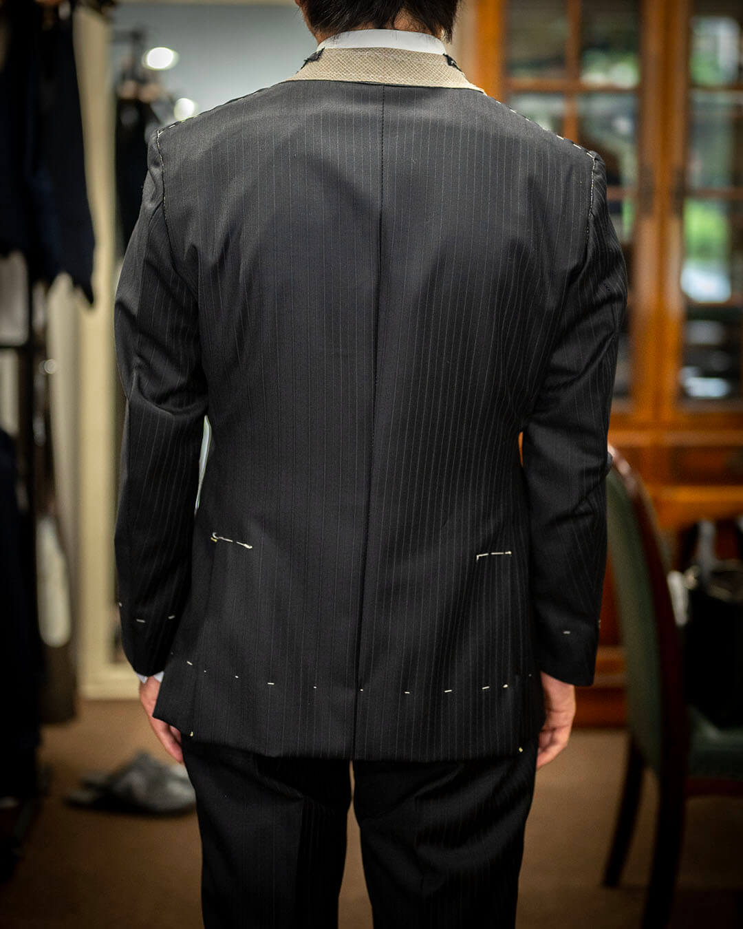 【初めての一着に込めた想い】イタリア製オルタネイトストライプのブラックスーツ