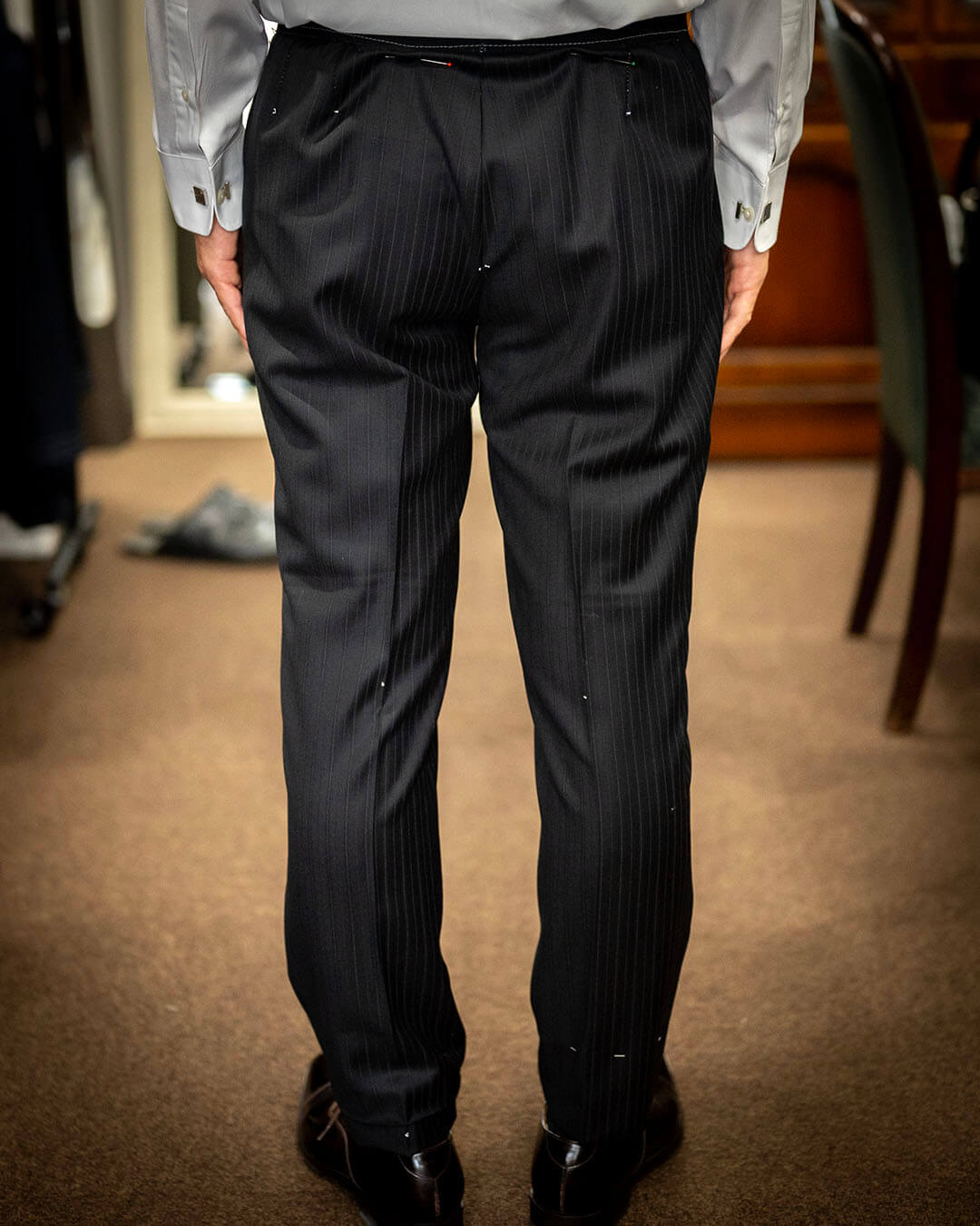 【初めての一着に込めた想い】イタリア製オルタネイトストライプのブラックスーツ