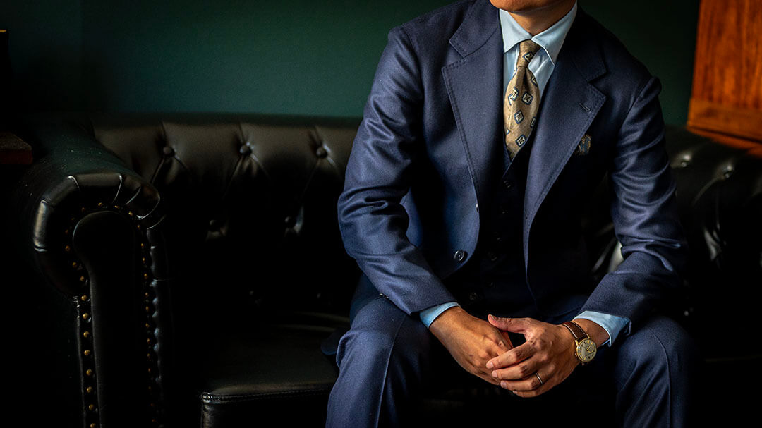 【ネイビースーツ】6年を経て、自分のために仕立てた一着 ～英国製マットウーステッド 300g/m ～