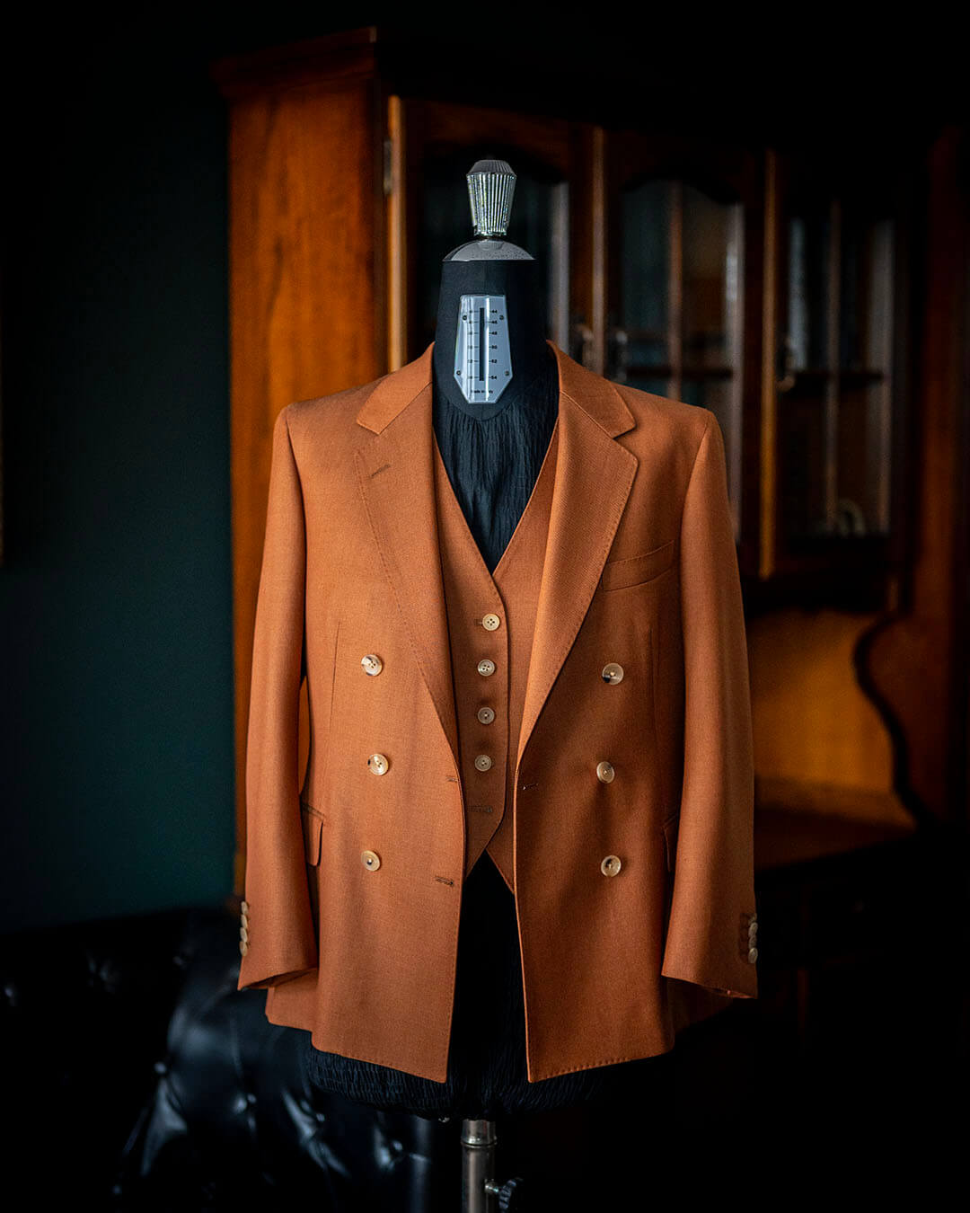 【H様 レディーススーツのご紹介】成人式という節目に、自分らしい三つ揃いのオーダースーツ