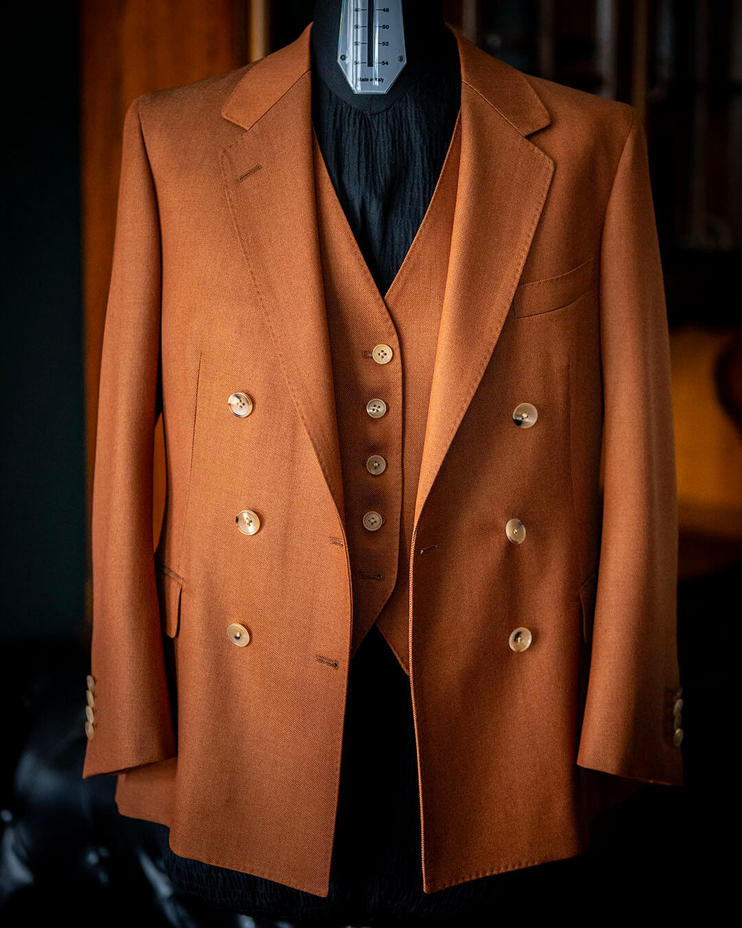 【H様 レディーススーツのご紹介】成人式という節目に、自分らしい三つ揃いのオーダースーツ