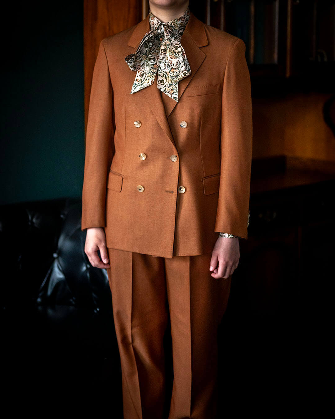 【H様 レディーススーツのご紹介】成人式という節目に、自分らしい三つ揃いのオーダースーツ