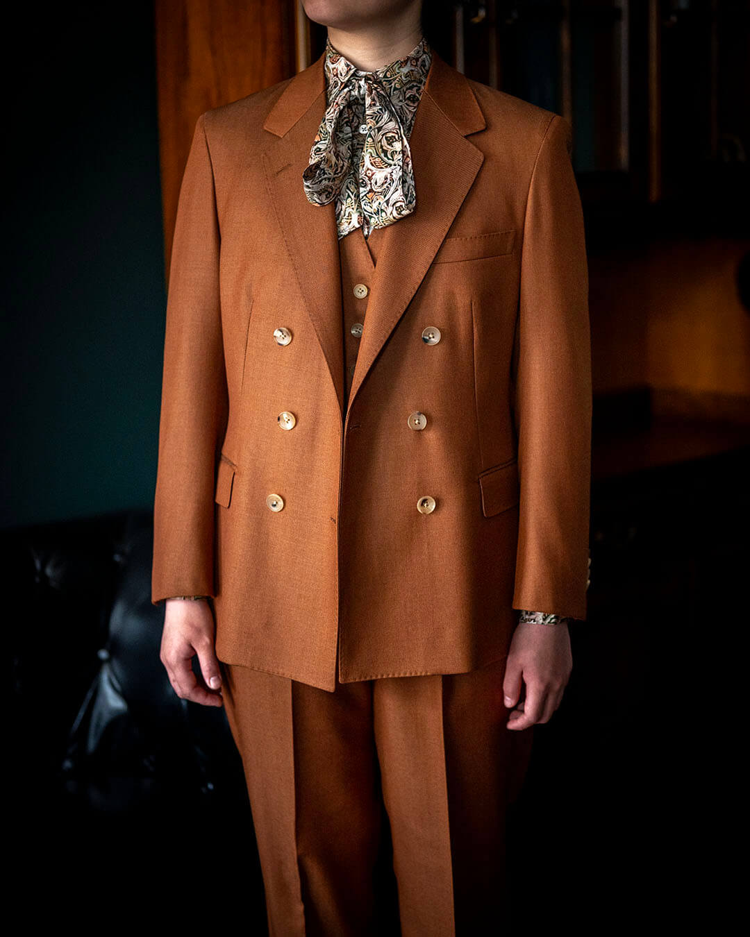 【H様 レディーススーツのご紹介】成人式という節目に、自分らしい三つ揃いのオーダースーツ