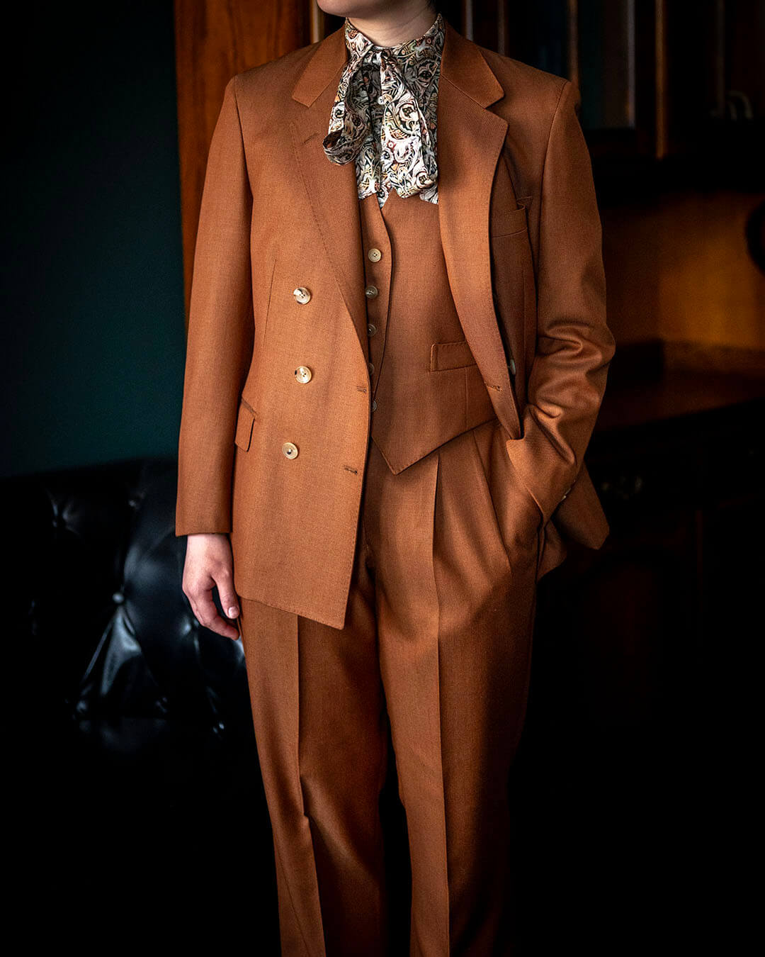 【H様 レディーススーツのご紹介】成人式という節目に、自分らしい三つ揃いのオーダースーツ