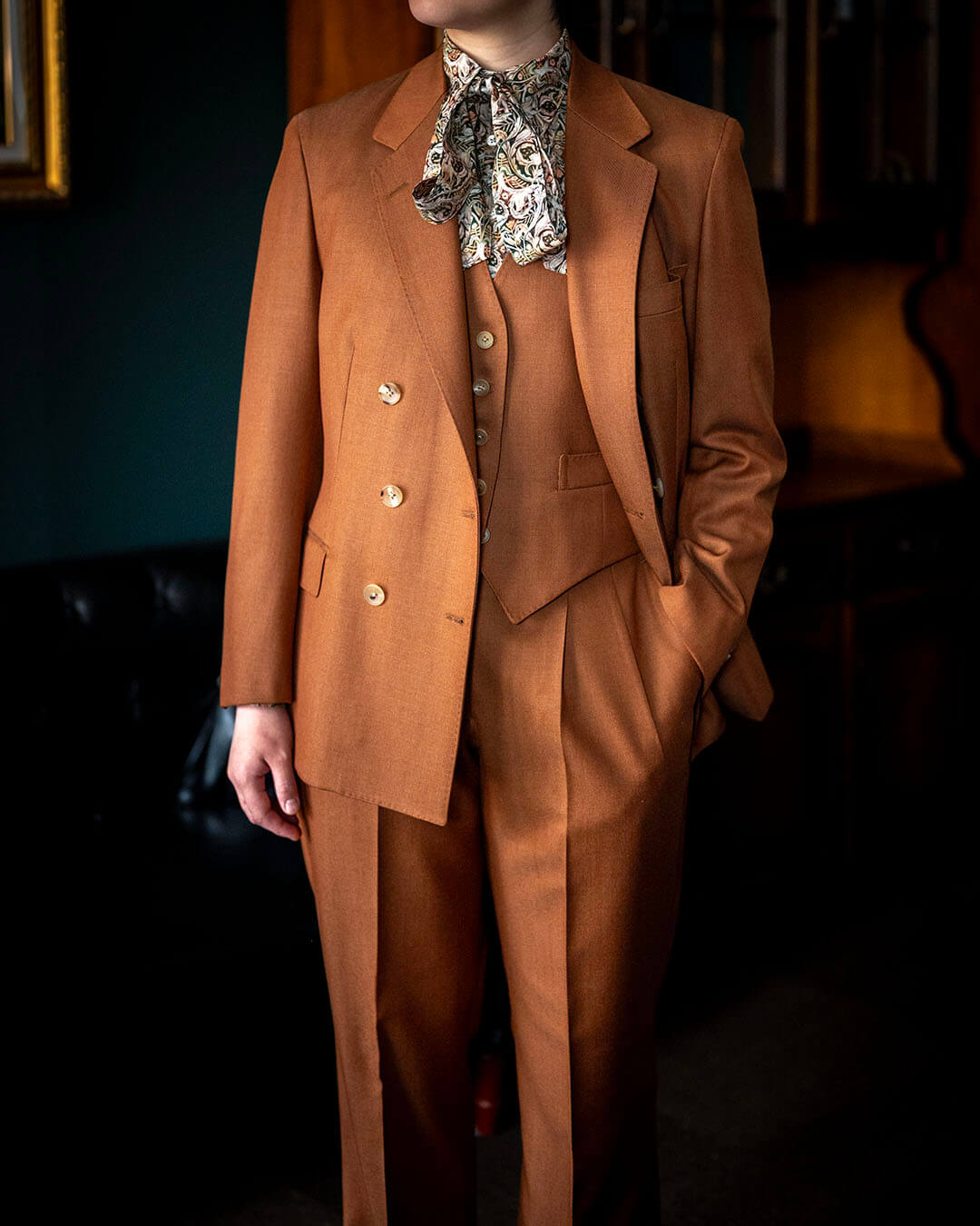 【在庫売り尽くし大セール♪】成人式の和装やスーツ姿をよりゴージャスに♪ H様 レディーススーツのご紹介】成人式という節目に、自分らしい三つ