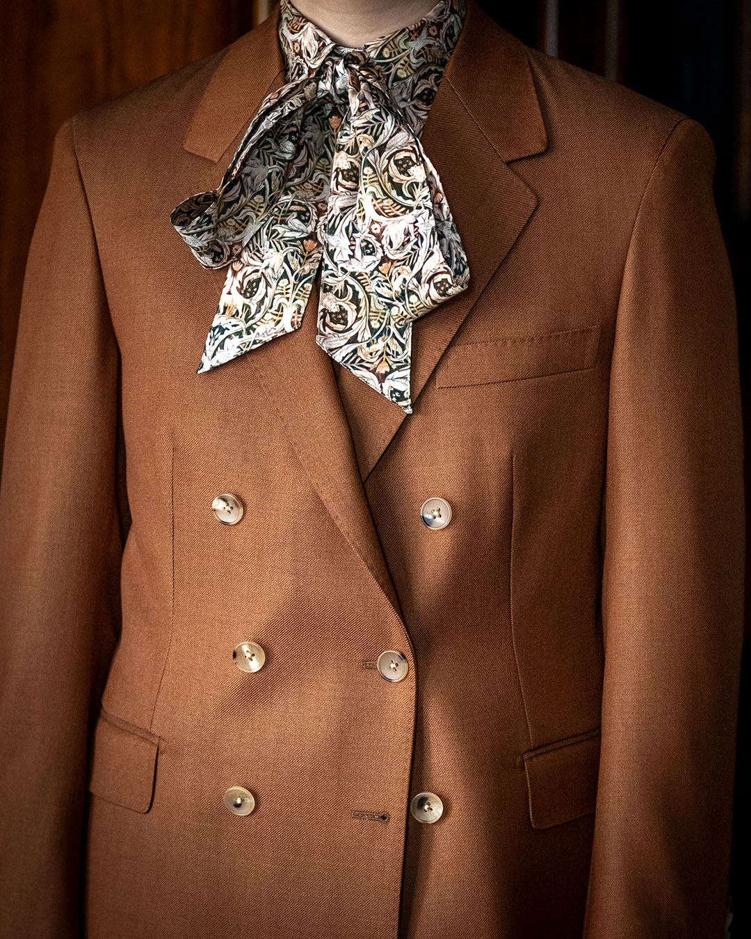 【H様 レディーススーツのご紹介】成人式という節目に、自分らしい三つ揃いのオーダースーツ