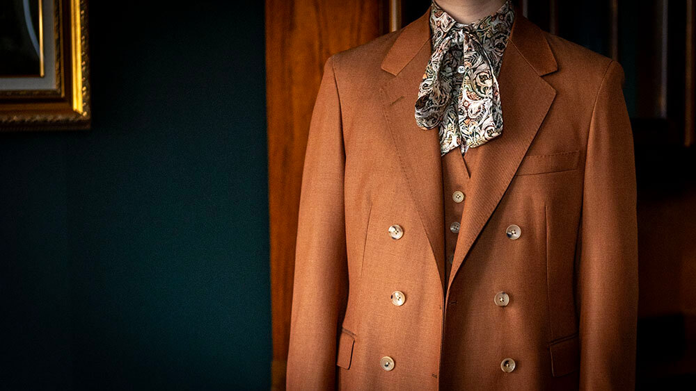 【H様 レディーススーツのご紹介】成人式という節目に、自分らしい三つ揃いのオーダースーツ